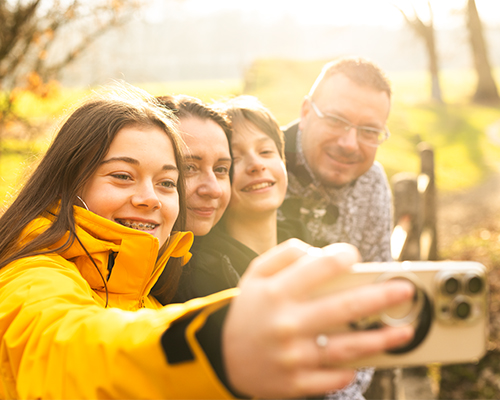 Ieșiți afară și faceți o poză cu familia cum vă bucurați împreună de o zi însorită