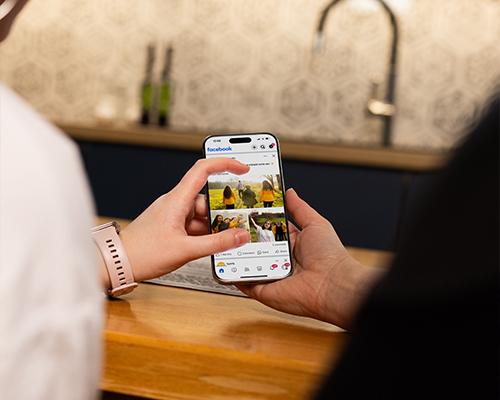 Postați o fotografie pe unul dintre profilurile dvs. sociale